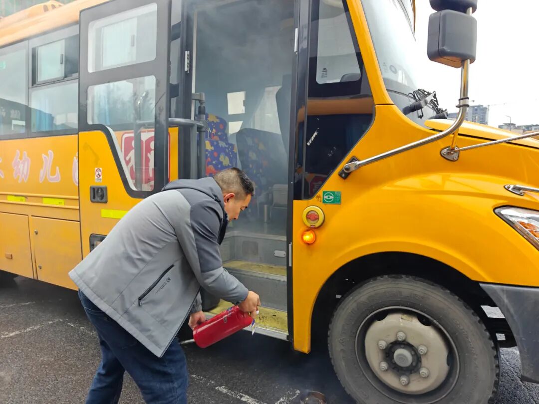 【校車安全】安全“童”行--仁懷市城北幼兒園開展校車消防安全演練活動 【校車安全】安全“童”行--仁懷市城北幼兒園開展校車消防安全演練活動