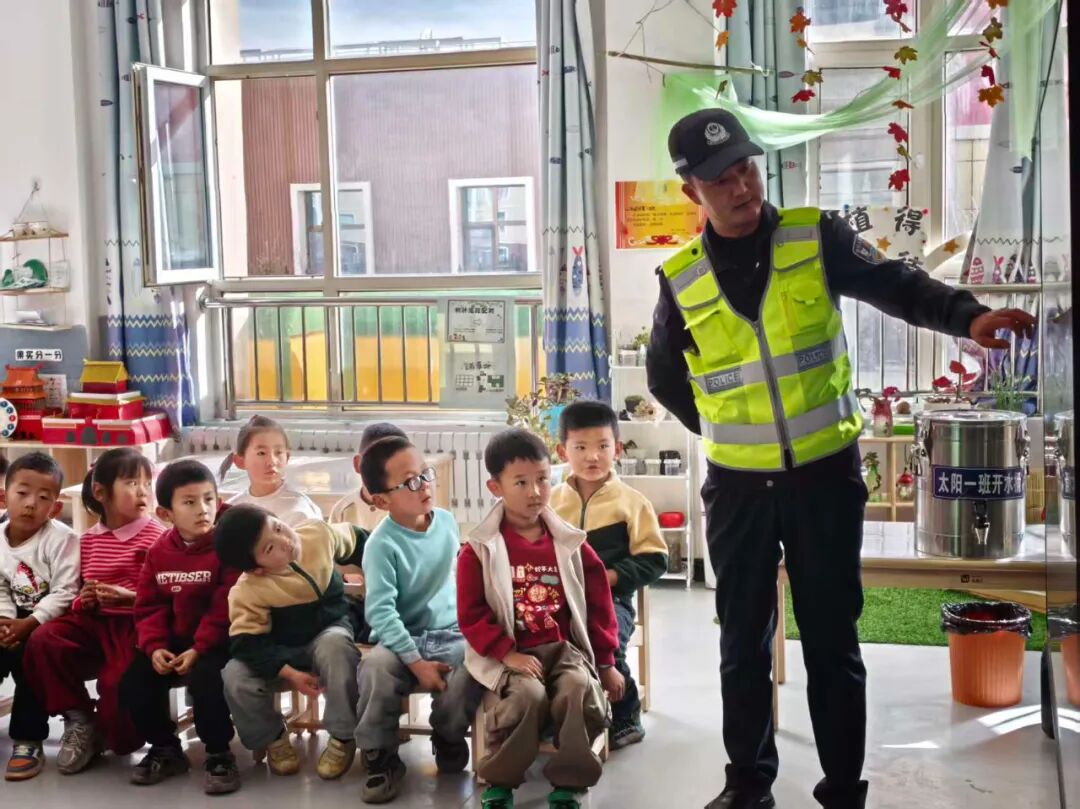 都蘭交警:開展校車安全檢查暨知識講座 全方位筑牢校園出行安全防線 圖片