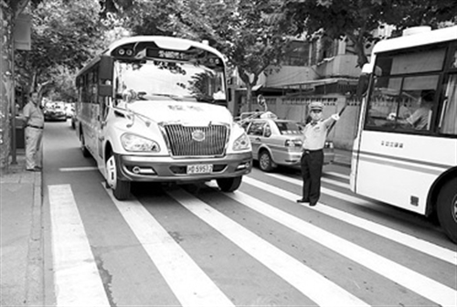 “長鼻子”校車緩緩駛近愛菊小學。 本報記者 葉辰亮攝