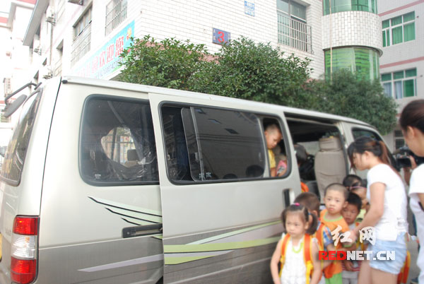 （雨花區紅心安置小區雅健幼兒園被查處的違規超載校車）
