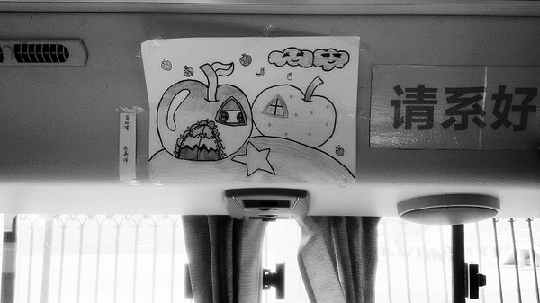2、王亞飛車上貼的孩子的畫