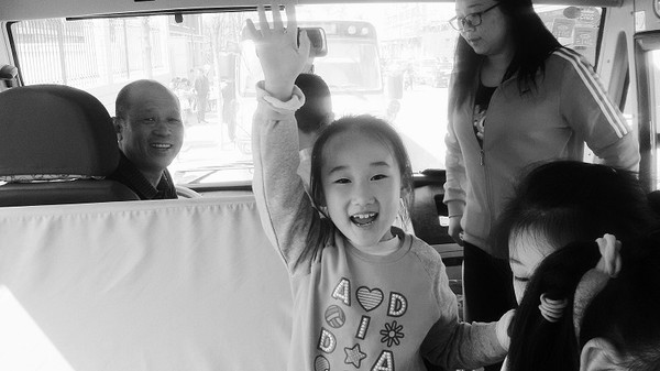 3、秦志剛和孩子們在一起